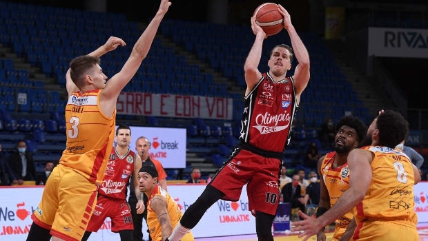 Πέζαρο – Αρμάνι Μιλάνο 81-88: Πήρε το ντέρμπι με πλουραλισμό στην επίθεση