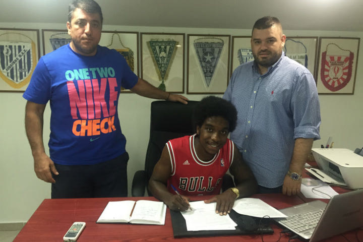 Στον Αχαρναϊκό με φανέλα Chicago Bulls!