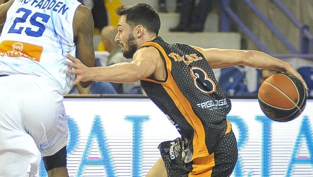 Ασίστ κάτω από τα πόδια από τον Γκίκα