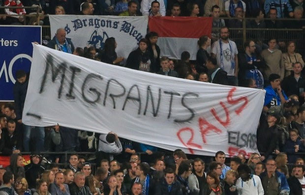 Ρατσιστικό πανό κατά των μεταναστών στο Στρασμπούρ-Κολμάρ