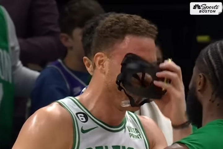 NBA: Ο Μπλέικ Γκρίφιν φόρεσε για πλάκα την μάσκα του Μπράουν μετά την κουτουλιά του Θανάση Αντετοκούνμπο