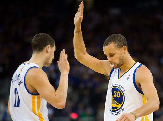 O Curry πανηγυρίζει πριν καν μπει η μπάλα μέσα