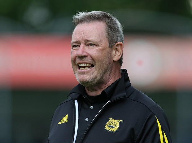 Σχολίαζε στην τηλεόραση αντί να κοουτσάρει την ομάδα του και απολύθηκε