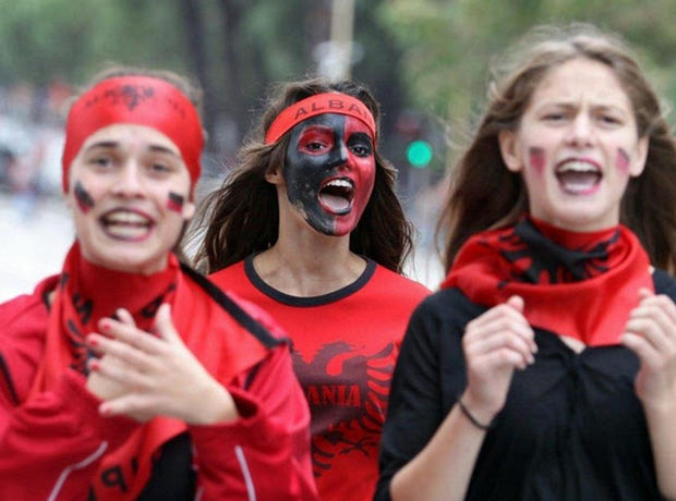 Κόκκινο χαλί και λουλούδια για την εθνική Αλβανίας