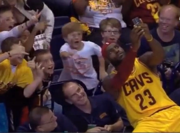 Ο LeBron έβγαλε selfie την ώρα του αγώνα!