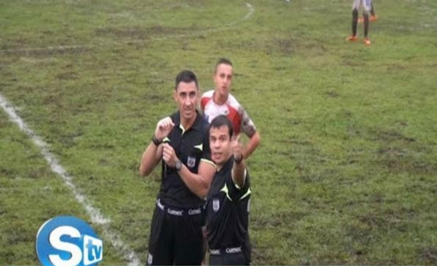 Διέκοψε το ματς για ν’ αποβάλλει τον σπίκερ!