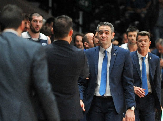 Καστρίτης: “Να σκύψουμε το κεφάλι”