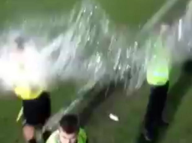Έριξαν ένα κουβά νερό στο βοηθό διαιτητή!