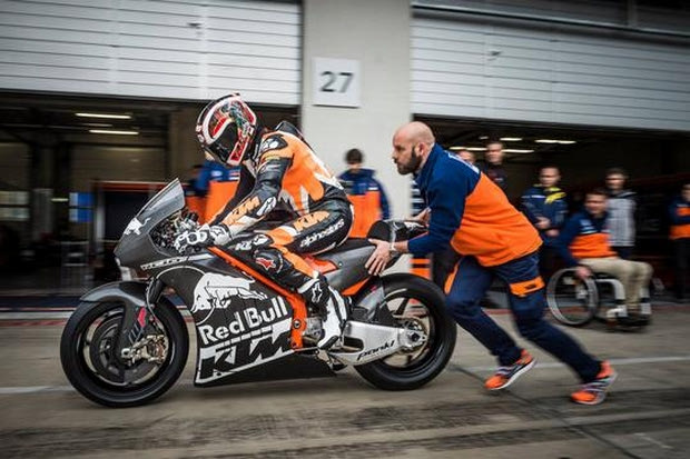 “Πάτησε” πίστα η KTM RC16