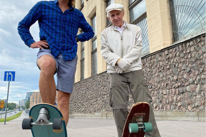 Υπερήλικος skateboarder εντυπωσιάζει με τις ικανότητές του