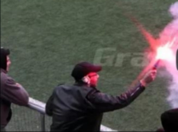 Πανηγύρισαν με καπνογόνα αυτογκόλ της ομάδας τους!