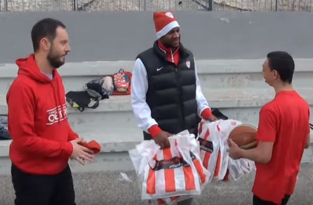 Ο Στρόμπερι σε ρόλο Άι Βασίλη