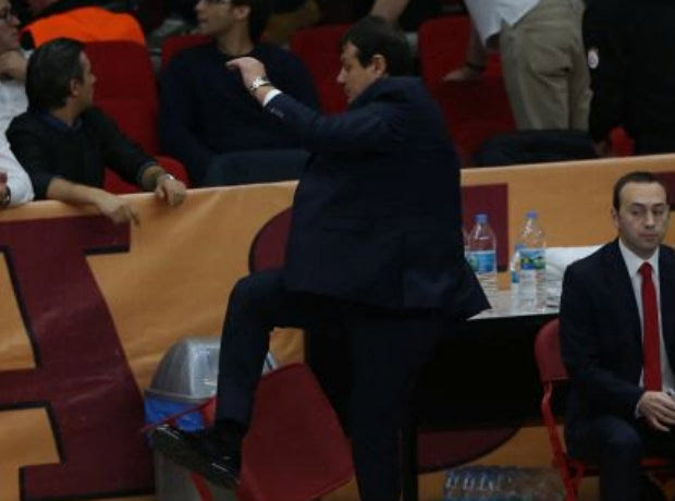 Τρελάθηκε ο Αταμάν και κλώτσησε καρέκλα!