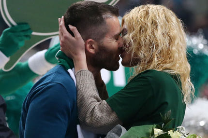 Πρόταση γάμου στο ΟΑΚΑ!