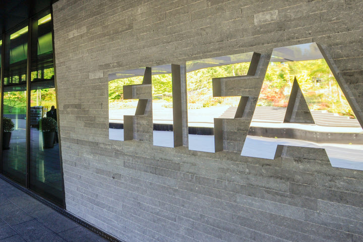 Σφίγγει ο κλοιός για τη FIFA