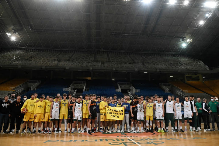 Δολοφονία 19χρονου Άλκη: Αγκαλιασμένοι οι παίκτες στο U18 Rising Stars στο ΟΑΚΑ σήκωσαν πανό στην μνήμη του