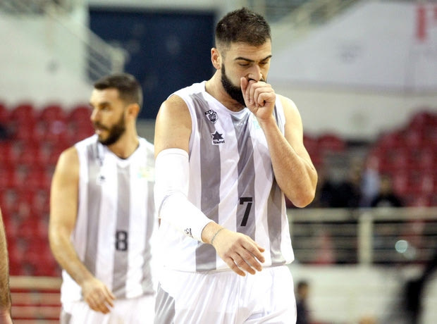 Βασιλειάδης: “Να σέβονται την οικογένειά μου”