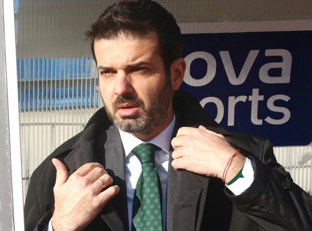 Δεν υιοθετεί το σενάριο για τον Στραματσόνι