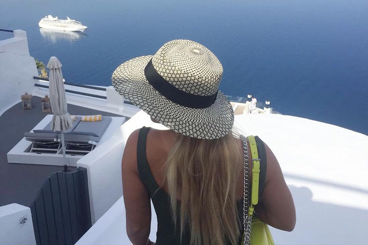 Η Τσιμπούλκοβα δηλώνει ερωτευμένη με τη Σαντορίνη
