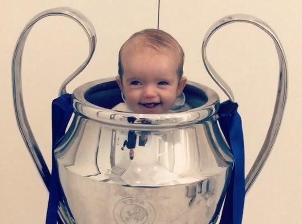 Ο μπέμπης του Σνάιντερ μέσα στο κύπελλο του Champions League!