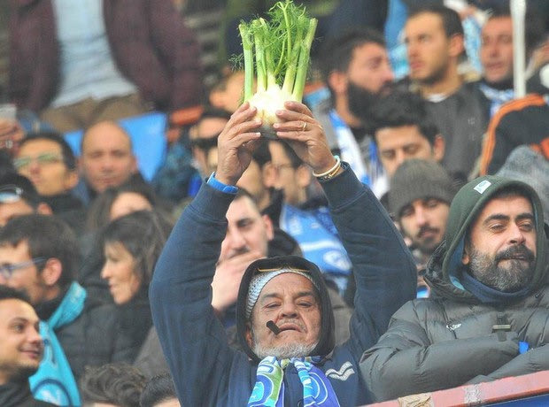 Ο τρομερός “χαιρετισμός” στον Μαντσίνι από τους Ναπολιτάνους!