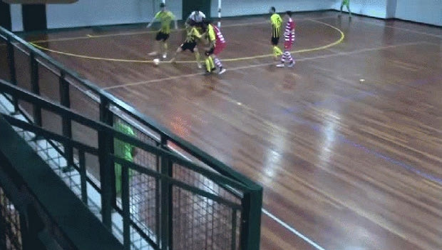 Απίθανο σόλο σε αγώνα futsal!