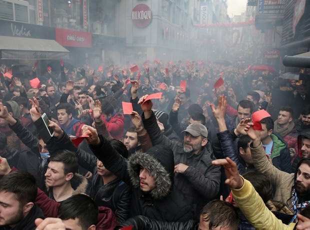 Στους δρόμους με κόκκινες κάρτες οι οπαδοί της Τράμπζονσπορ!