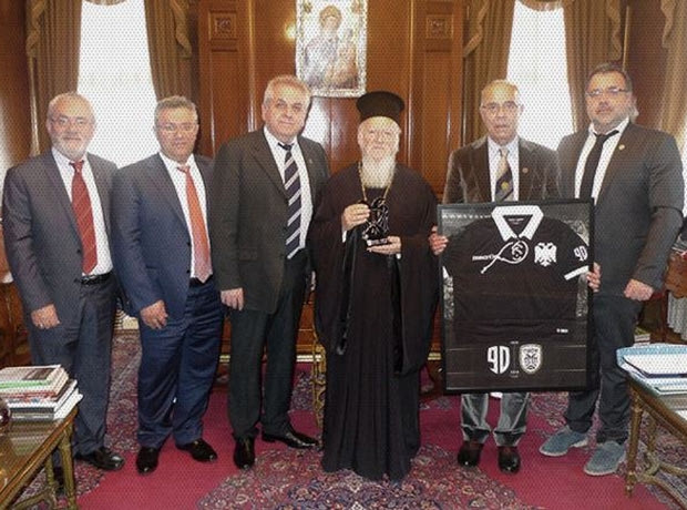 Η επετειακή φανέλα του ΠΑΟΚ στον Πατριάρχη
