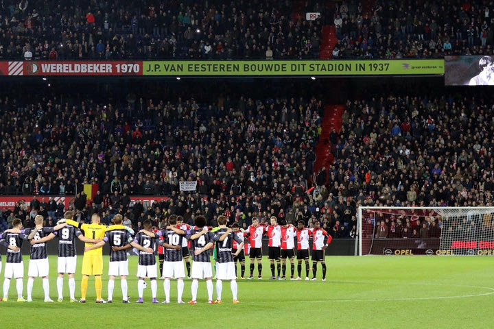 Συγκίνηση στο “De Kuip”, ενός λεπτού χειροκρότημα για τον Κρόιφ