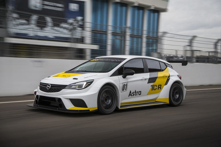 Μαζί με την F1 το ντεμπούτο του Opel Astra TCR