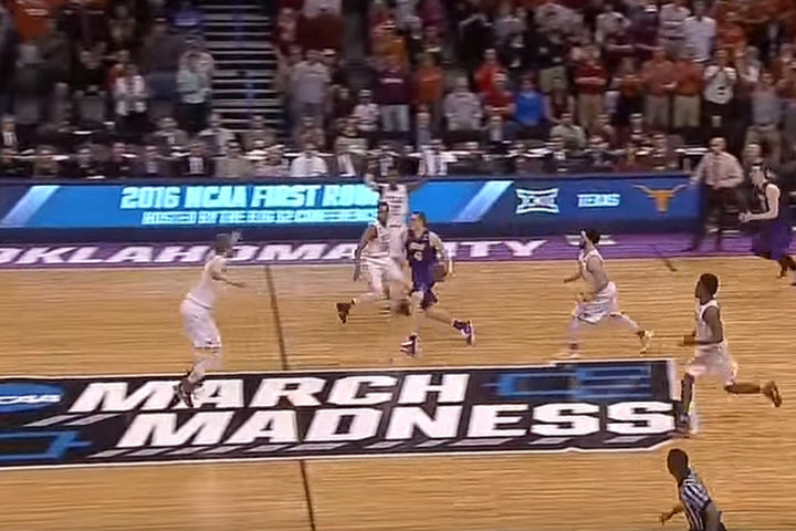 Εντυπωσιακό buzzer-beater από το κέντρο του γηπέδου στο NCAA