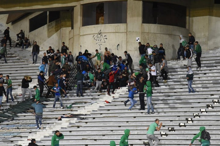 Δύο νεκροί στο γήπεδο σε συμπλοκές οπαδών της Ράζα Καζαμπλάνκα!