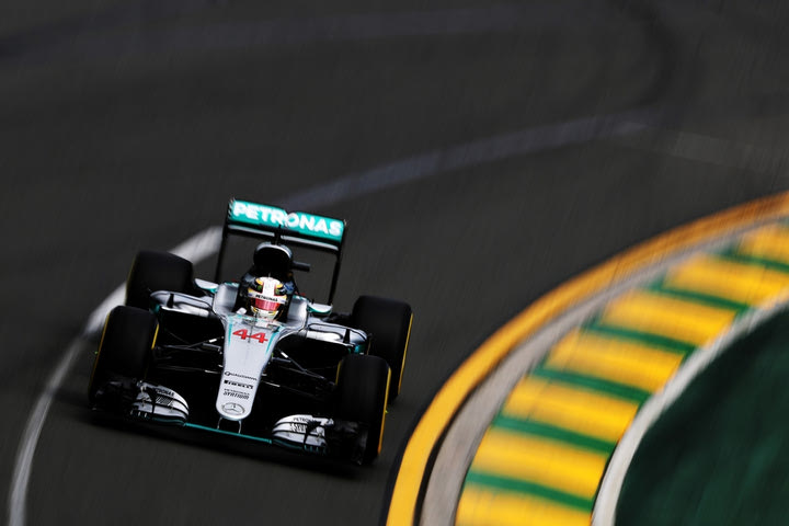 Pole o Hamilton, 1-2 η Mercedes