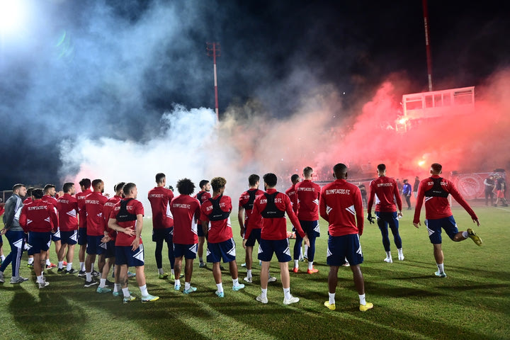 Η εκπληκτική ατμόσφαιρα των φίλων του Ολυμπιακού στην προπόνηση