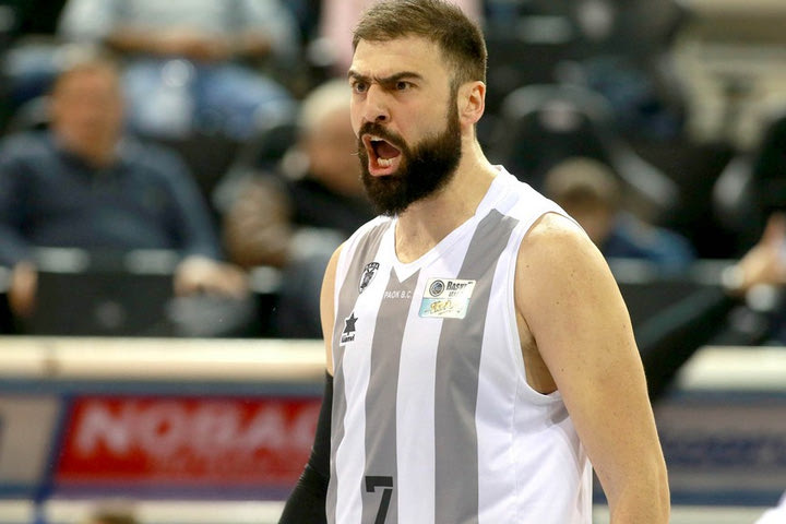 Ομπραντόιρο και άλλοι συζητούν με Βασιλειάδη