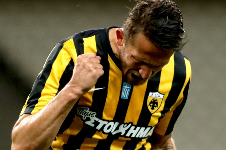 Με δέκα παίκτες η ΑΕΚ 2-0 τον Πανιώνιο