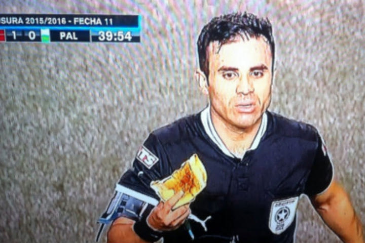 Πέταξαν μια τυρόπιτα στον διαιτητή!