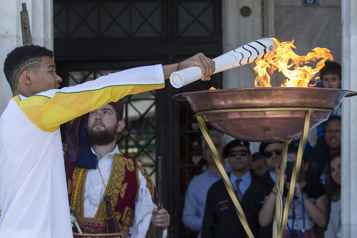 Χιλιάδες κόσμου υποδέχθηκαν τη Φλόγα