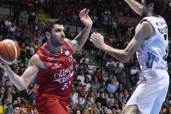 Double-double ο Μπατίστα στη νίκη της Αρμάνι