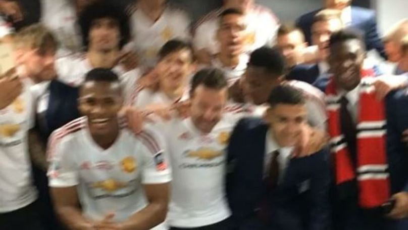 Οι παίκτες της Man. United πανηγυρίζουν με υβριστικό σύνθημα για τη City