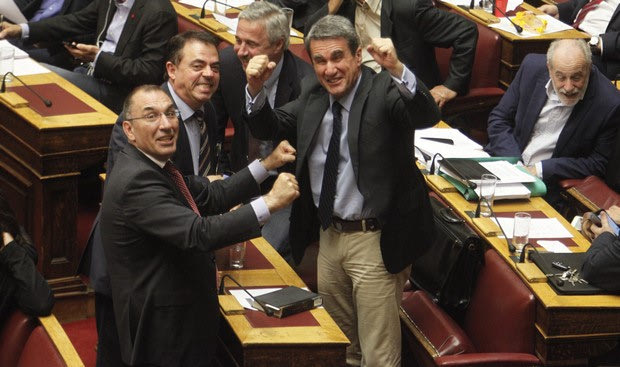 Λοβέρδος και Καμμένος πανηγυρίζουν το τρίποντο του Σπανούλη