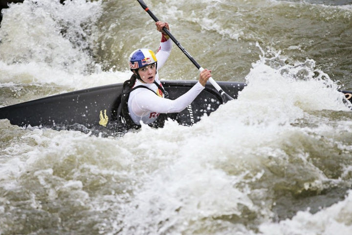 Video: kayaker τα βάζει με καταρράκτη 21μ.