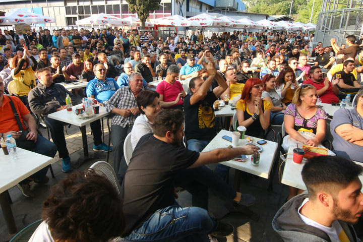 Μέσα άδειο, έξω… sold out!