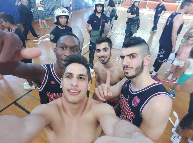 Selfie με τα… ΜΑΤ οι παίκτες του Πανιωνίου!