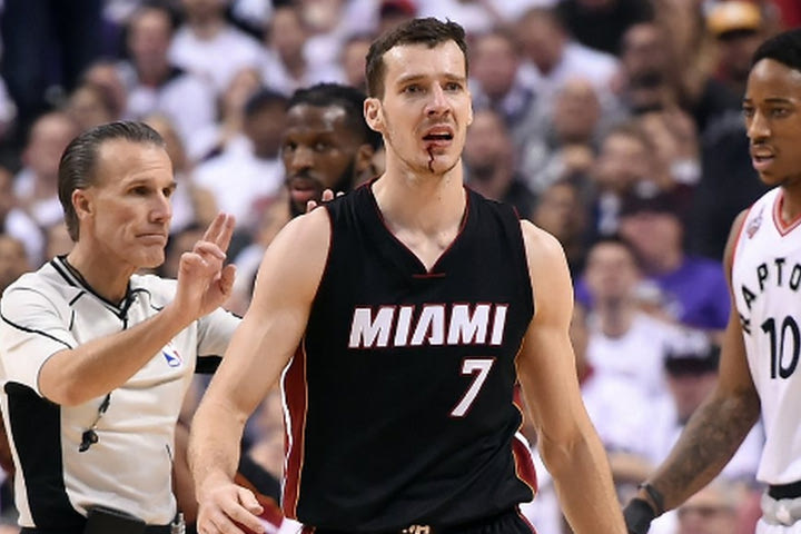 Οκτώ ράμματα στον Dragic μετά από αγκωνιά του DeRozan