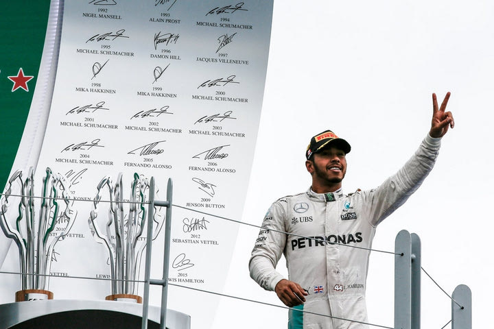 Ο Hamilton κράτησε τον Vettel