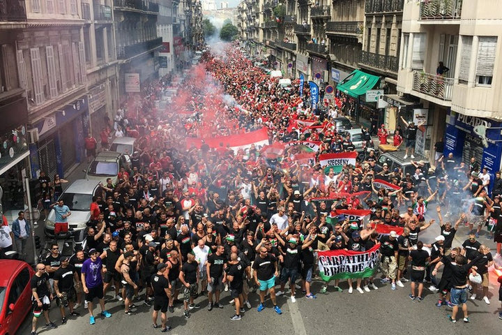 Γάμος με τραγούδια από τους… οπαδούς της Ουγγαρίας!