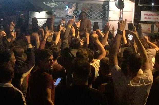 Άγγλοι οπαδοί της ζήτησαν να τα “πετάξει” και αυτή το έκανε