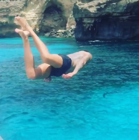 Οι βουτιές του Ρομπέρτο στην Ibiza