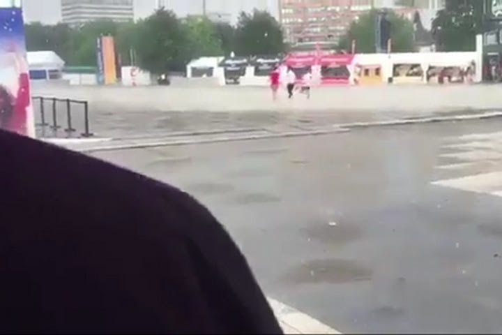 Κορυφαίο διπλό τάκλιν οπαδού!